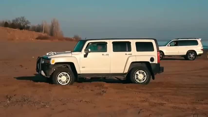 帕杰罗Sport日产途乐和悍马H3爬沙坡，只有一个成功，你猜是谁