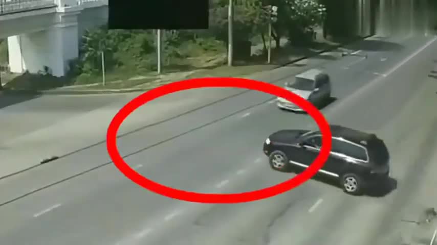 监控实拍无敌女司机，上路不看车，车头瞬间被削掉一半