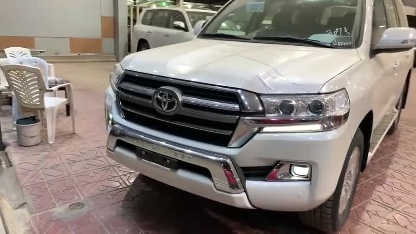 新车到店，2020款丰田兰德酷路泽GXR，外形拉风，底盘高，太帅了