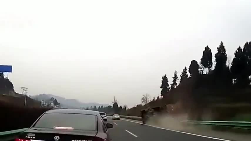 实拍前方发生追尾，大货车司机紧急变道，在无人处不幸侧翻