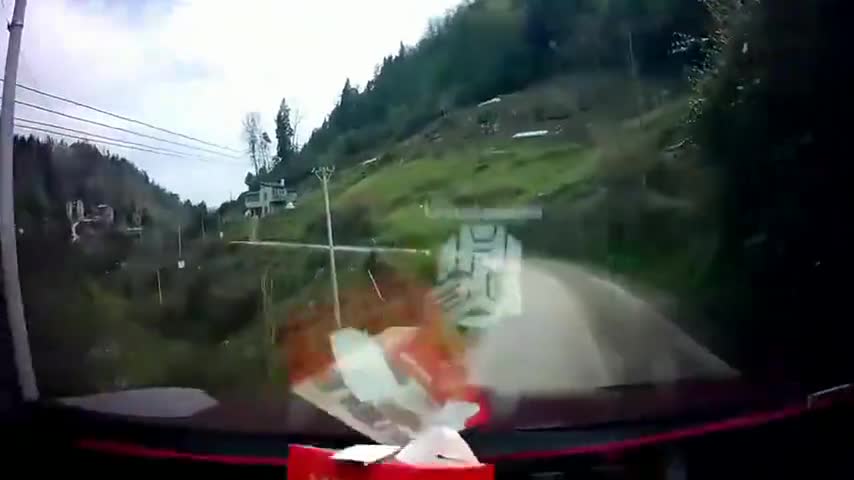 实拍女司机挑战盘山小路，一个弯道就失控，还好有护栏拯救了她