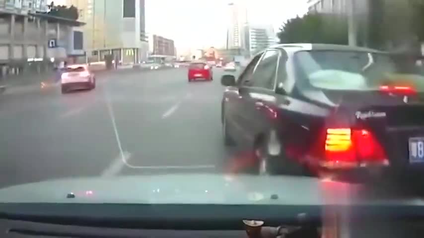 行车记录仪实拍：果然，这样的愣头青司机就是欠收拾