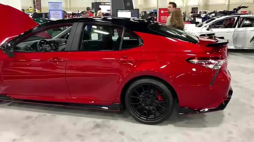 新款丰田凯美瑞到货，红色高配，看完内饰我忘记了雅阁