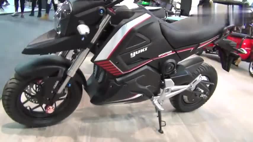 车展上的跨骑电动车，外形酷炫，适合代步通勤！