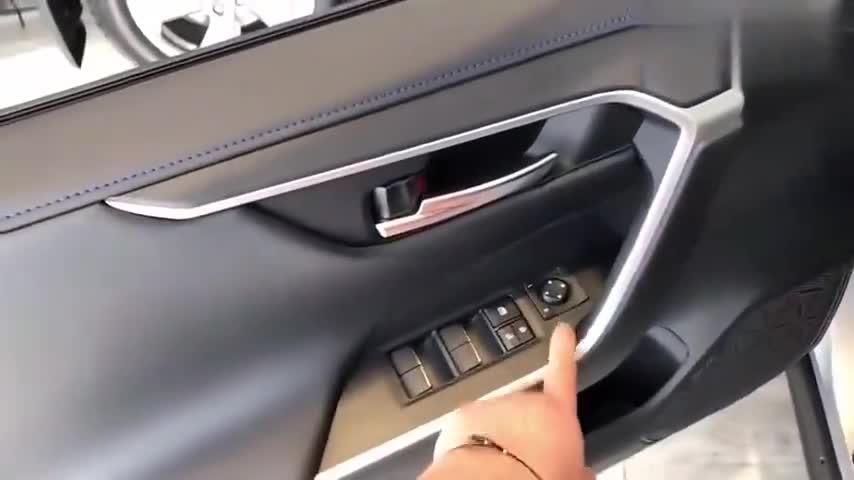 2020款丰田RAV4四驱版实拍