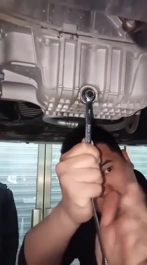 爱车更换刹车油。