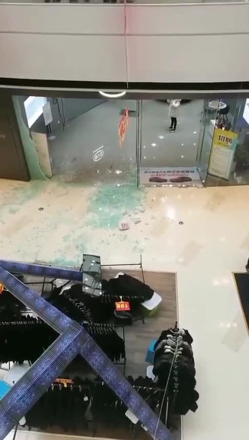 陕西汉中一车展展厅，试车操作不当撞坏商场商铺