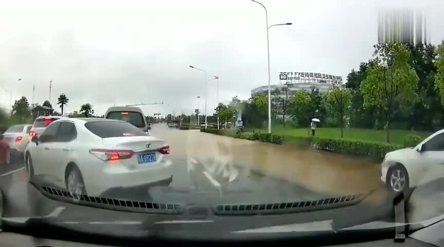 行车记录仪实拍：冲啊，我能过去啊，就问你酷不酷？