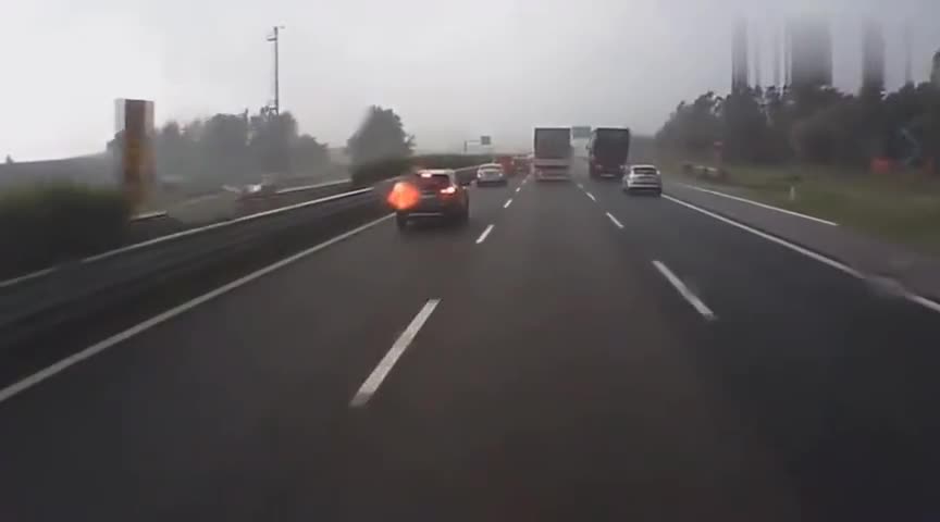 行车记录仪实拍：路上的车跑着跑着不敢跑了，为什么？