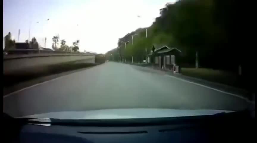 行车记录仪实拍：180码的摩托车撞车瞬间,就像爆炸