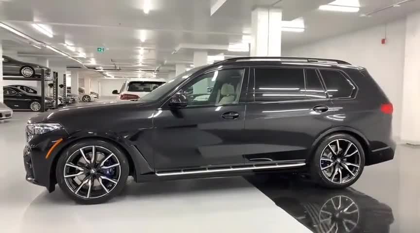 侧身非常霸气的宝马7系，车钥匙