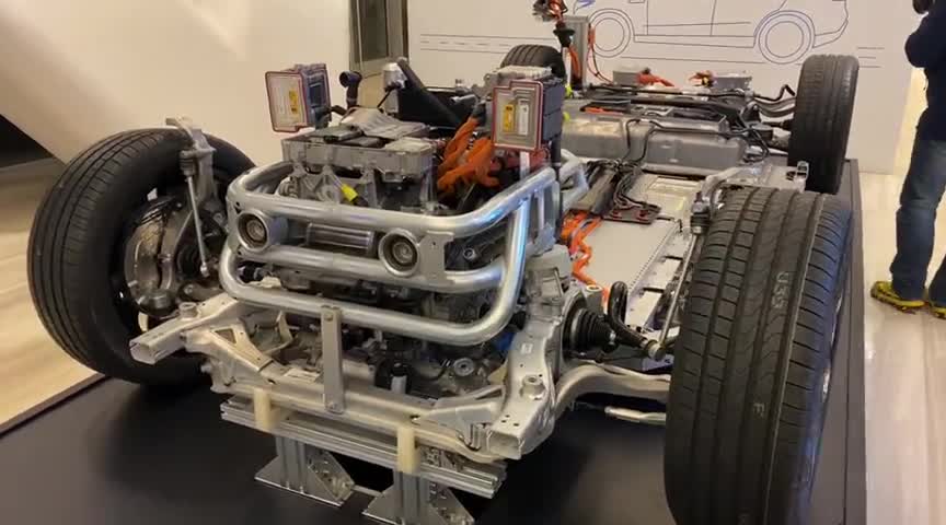 耿直Boy！奔驰大方展示第一台纯电车EQC的底盘电池系统