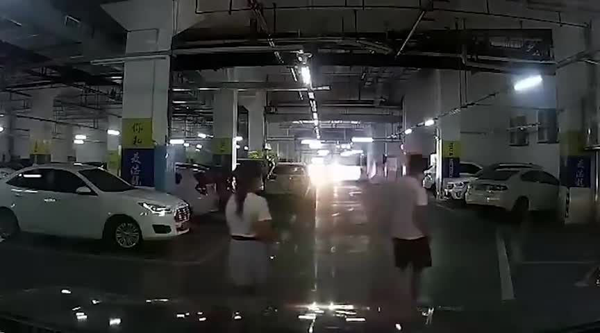 监控：实拍女司机漂移出库，把旁边小情侣吓得不轻，太好笑了