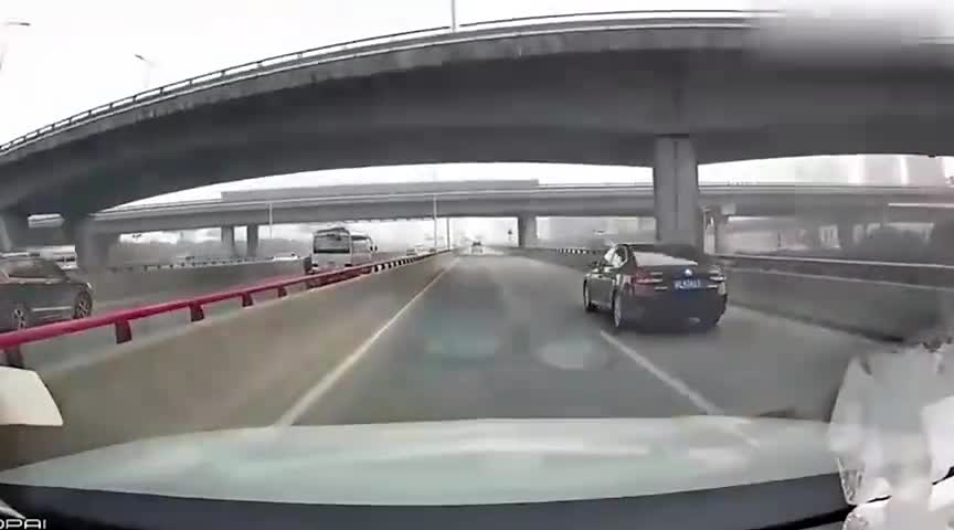 行车记录仪实拍：变道不提前打灯，强行变道，马路“杀手”！