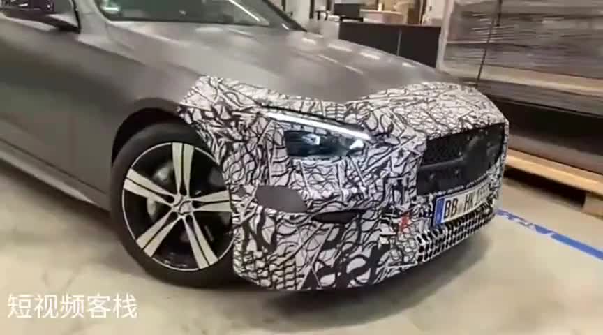 实拍新款奔驰c级车，外观和驾驶感受都很好。