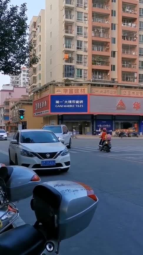 这大鼻孔爱了爱了，气场相当威猛，野兽型的白色宝马X7