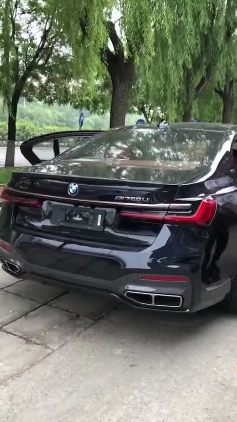 宝马顶级M760顶配版，与劳斯莱斯同款引擎，竞争奔驰S63AMG!
