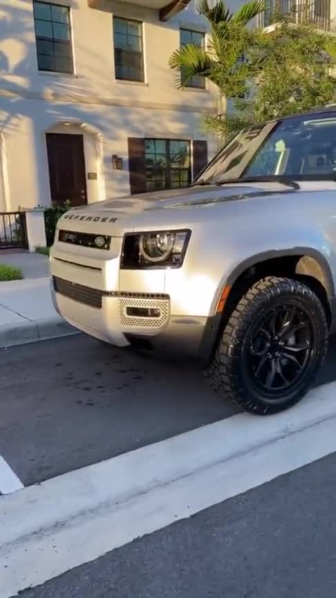 路虎新款卫士，停产多年的经典车型，新款比大G都霸气！