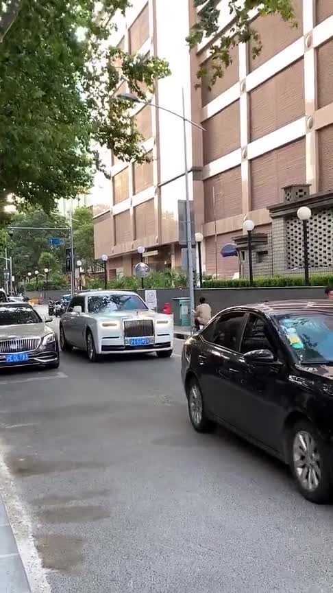 当劳斯莱斯幻影遇上双拼色奔驰迈巴赫，谁的气场更强大？