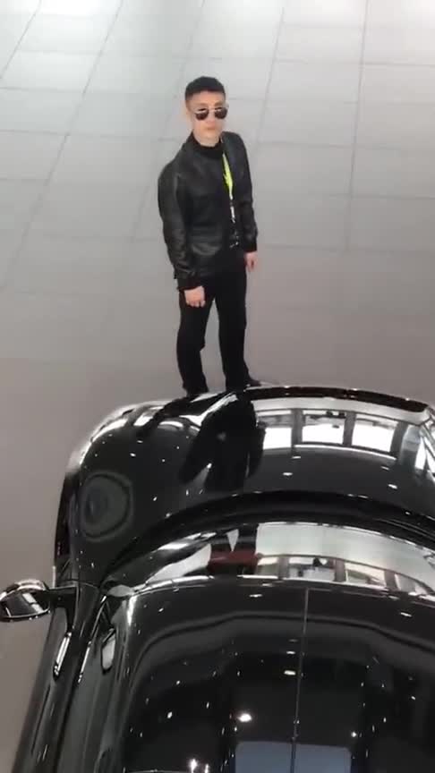 荒野行动里的一周年新车这么停在这里了，这是什么车啊