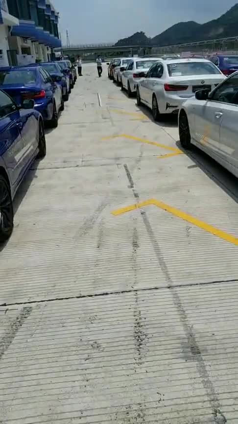 宝马全新3系到货，竟然装着7系的尾灯，这下还看啥奔驰C级！