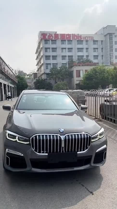 宝马全新7系，当年都说它中网丑，看到实车就知道多霸气！