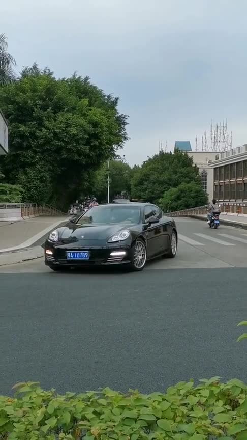 遇到2台帕拉梅拉，老款和新款，靓仔靓女喜欢吗？