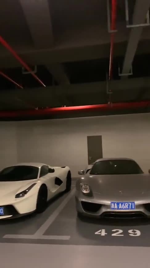 进入这里面感觉就像逛车展，看到这一些豪车超跑，这就是差距