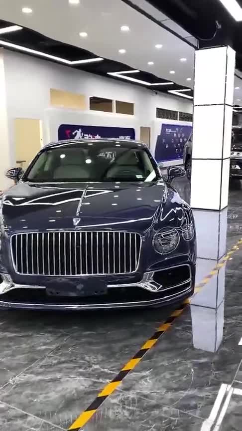 2021款蓝色限量版宾利飞驰到店实拍，看着十分优雅、大气