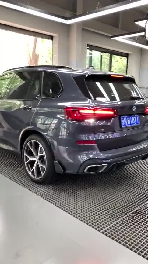 全新宝马X5实车展示，自家X6都怕它，看起来太霸气！