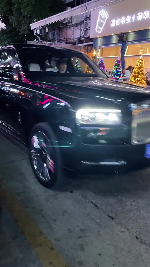 美女开劳斯莱斯库里南，带着闺蜜出来逛街，看着十分霸气