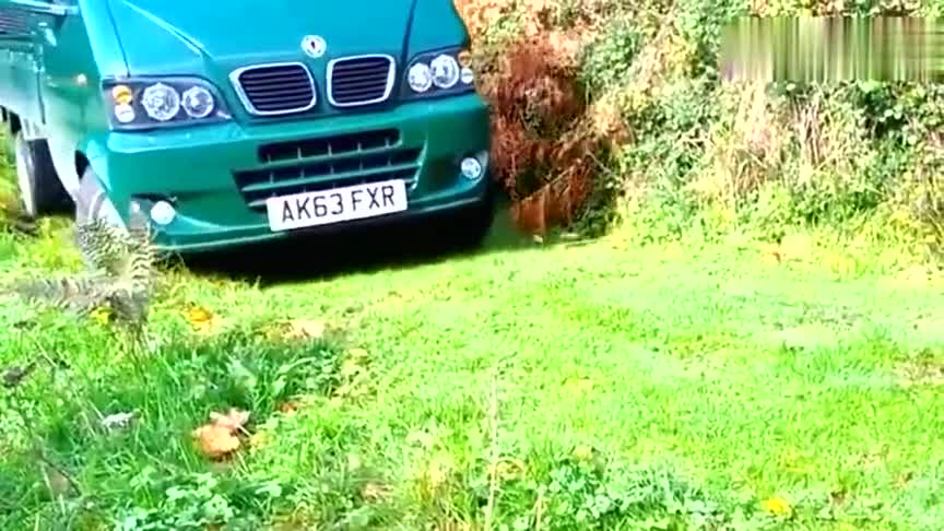 四驱的东风小康你开过吗，老外刚买的新车，就忍不住要去越野了！