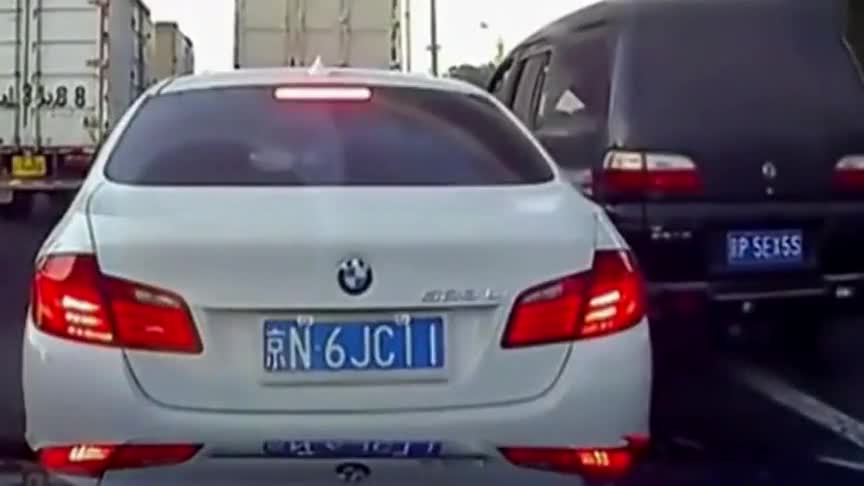 面包车：宝马路怒我照样撞你，不是拍下谁信！