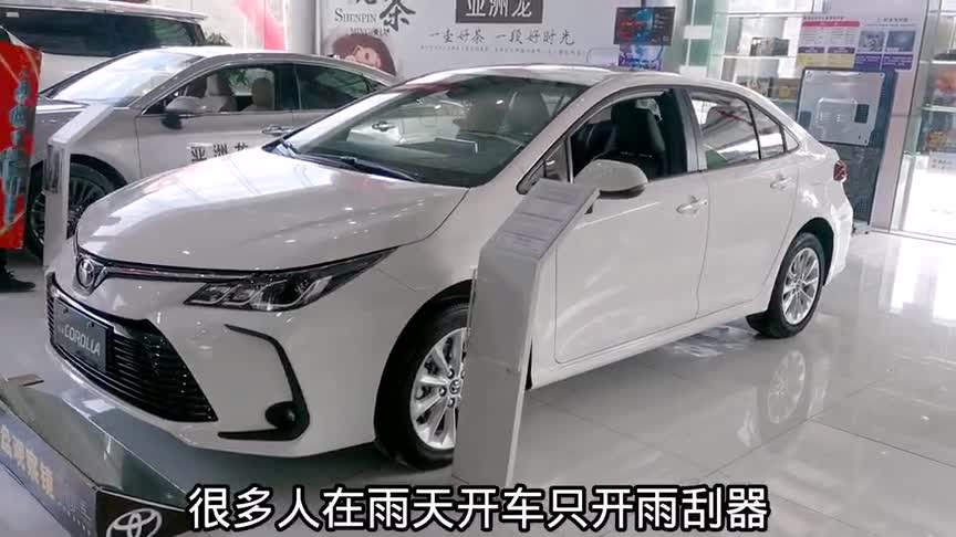 很多人在雨天开车只开雨刮器？
