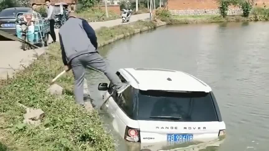 实拍：又多了一辆泡水车，好好的路虎只能砸窗了