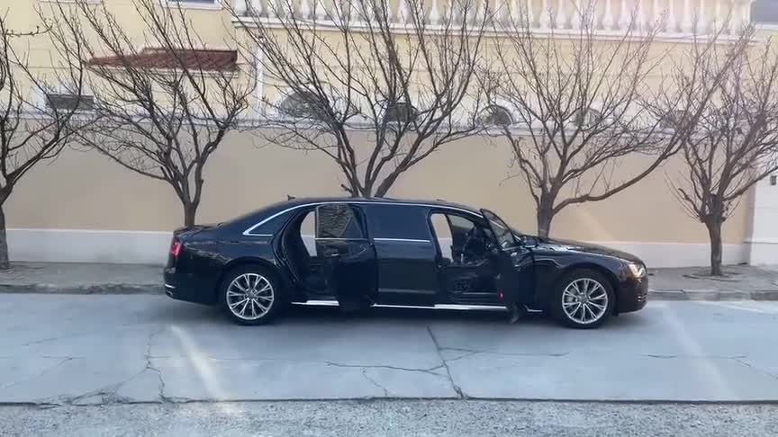 顶级大佬座驾：带隔断的奥迪A8