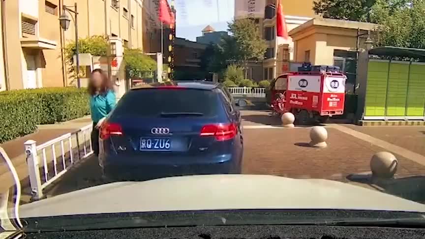 实拍：和女司机不期而遇，初次见面，先送我个溜车