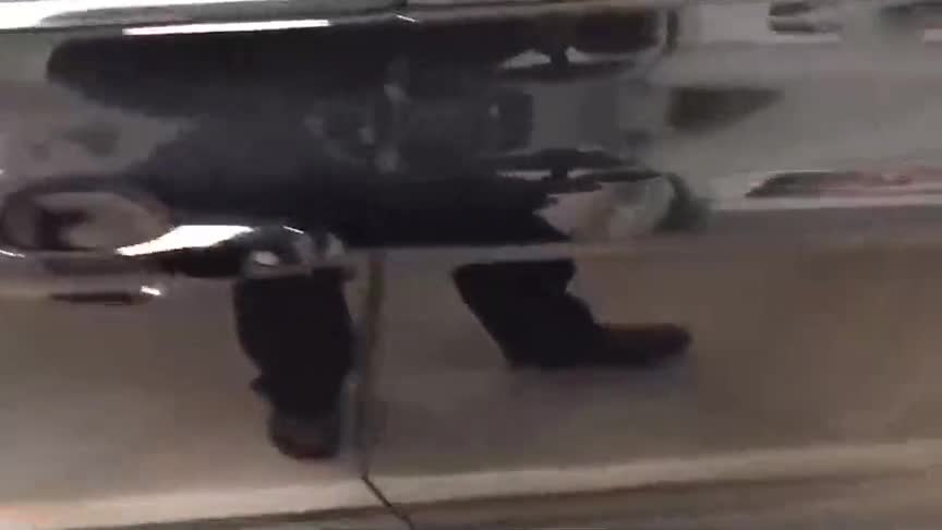 丰田凯美瑞入库实拍，按下钥匙开启后备箱