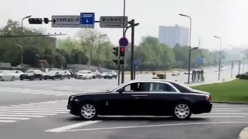 实拍：劳斯莱斯永远都是滑着走的！