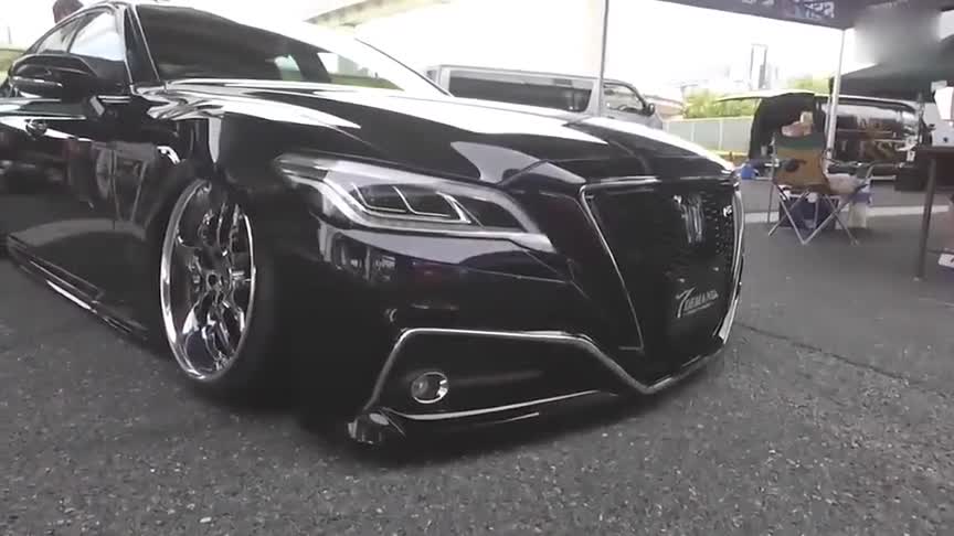 新到货的丰田皇冠实拍外观