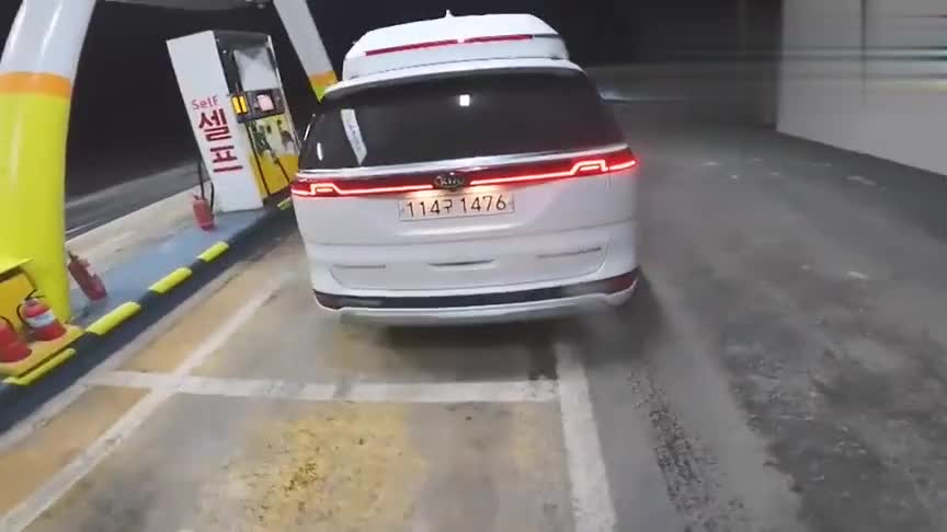 夜晚实拍2021款起亚嘉华，拿到钥匙坐进车内霸气开始，太帅了！