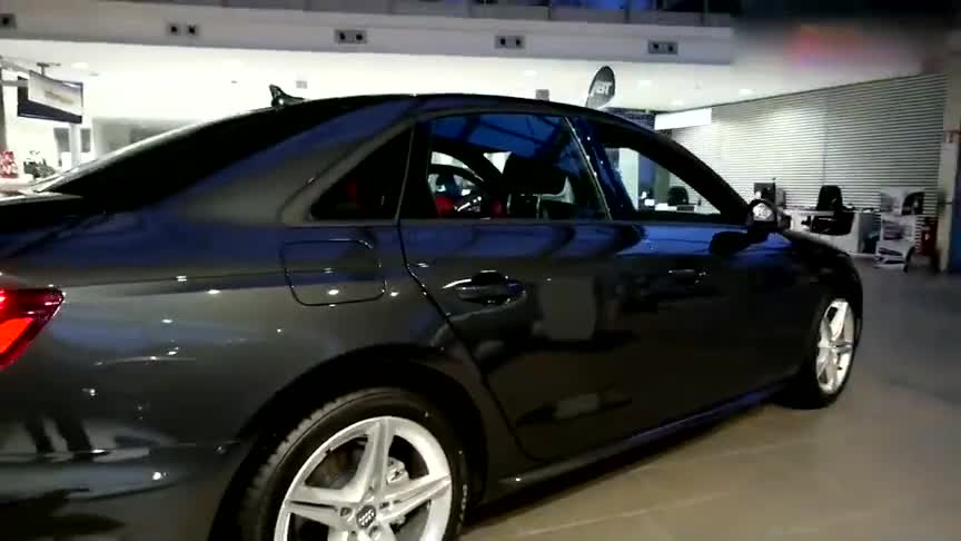 奥迪A4闪亮登场，外观与内饰高清实拍