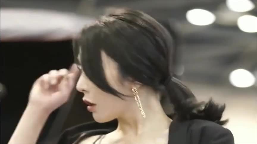 车展冷艳美女车模吐舌的那一幕调皮又搞怪就喜欢这种反差萌