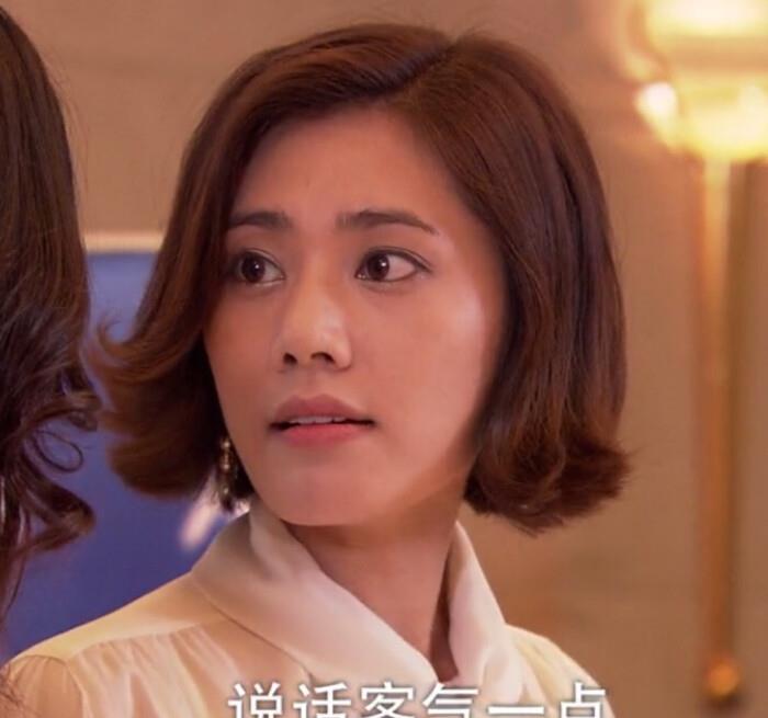 在剧中,秋瓷炫饰演的品如是洪世贤的原配,李彩桦饰演的艾利是小三.
