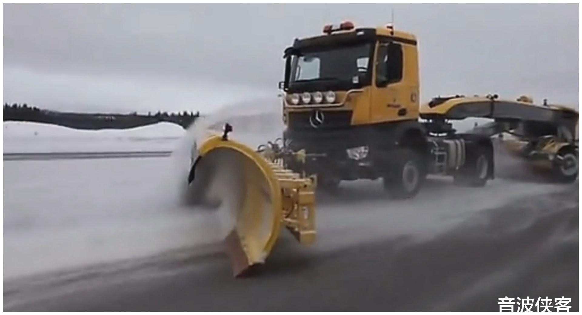 暴雪的克星大型铲雪车迅速铲除路面上的冰雪道路畅通