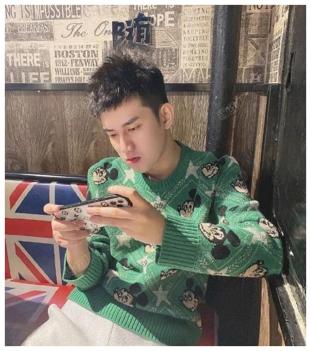 当然了,口说无凭,我们还是看看阿哲的生活照吧.