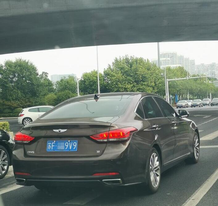 南通洪江路街头实拍捷恩斯轿车，车标颇像宾利！