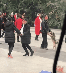 大家在跳广场舞,其中一名大爷引起注意:都说年轻时对老伴好些吧