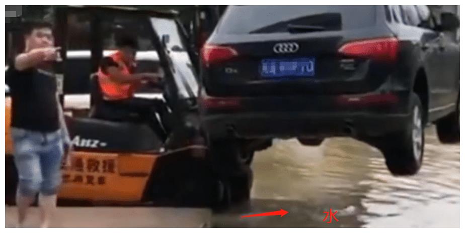 奥迪乱停车堵住超市门口,老板开了一辆叉车,奥迪车变成了船