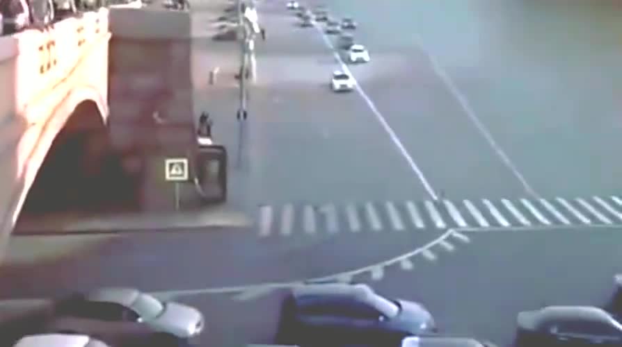 监控实拍普京护卫车队遇到堵车战斗民族处理方法就是犀利